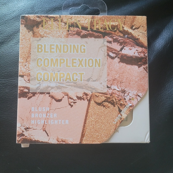 NEW Ellen Tracy 4 Color Blush, Bronzer, & Highlighter Palette - Picture 1 of 3